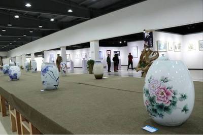 景德鎮(zhèn)陶瓷大學(xué)客座教授鄭海鷗率團(tuán)赴贛開(kāi)展書(shū)畫(huà)交流活動(dòng)